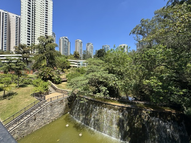 Entrada principal e portaria do Villaggio Panamby com segurança 24h